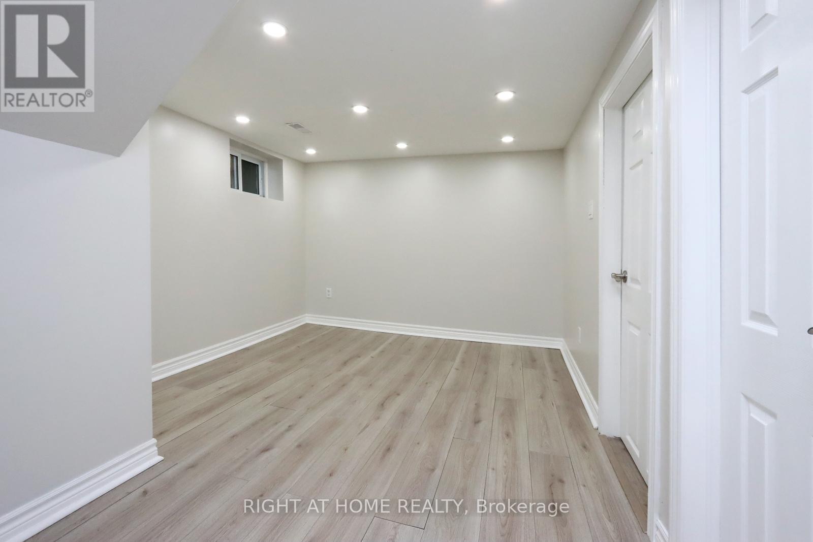 












240 EAST 22ND STREET

,
Hamilton (Eastmount),




Ontario
L8V2V7


