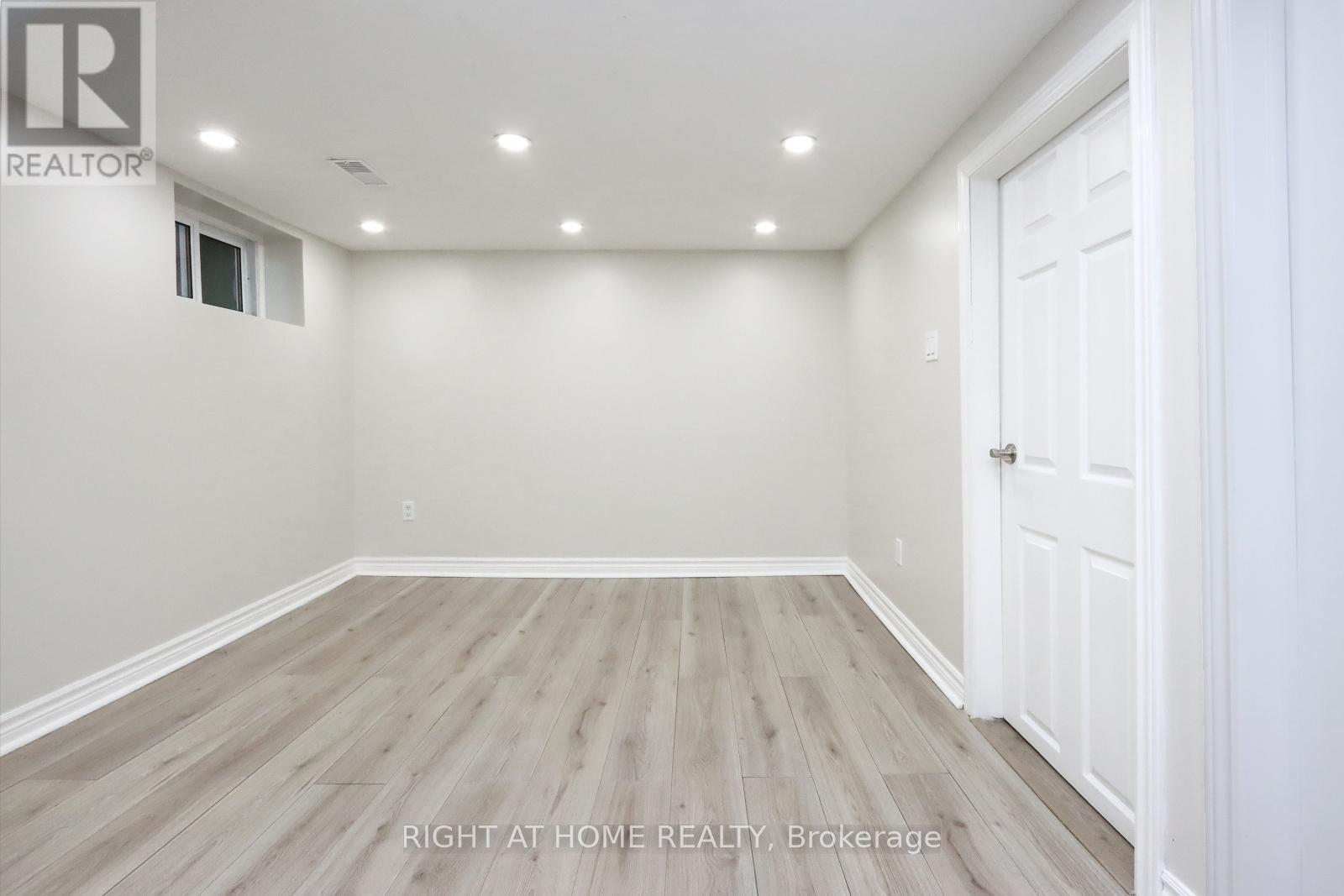 












240 EAST 22ND STREET

,
Hamilton (Eastmount),




Ontario
L8V2V7


