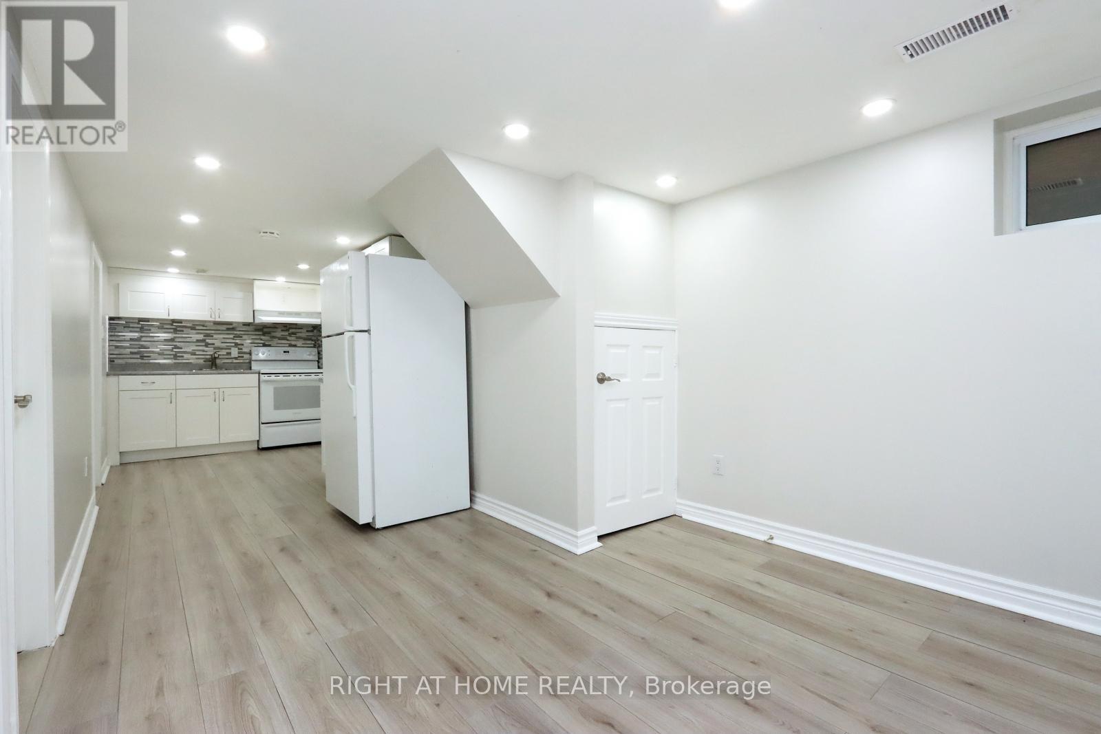 












240 EAST 22ND STREET

,
Hamilton (Eastmount),




Ontario
L8V2V7

