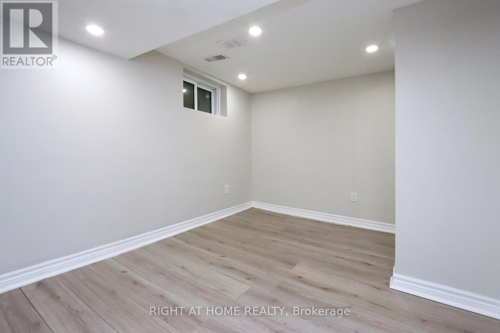 












240 EAST 22ND STREET

,
Hamilton (Eastmount),




Ontario
L8V2V7

