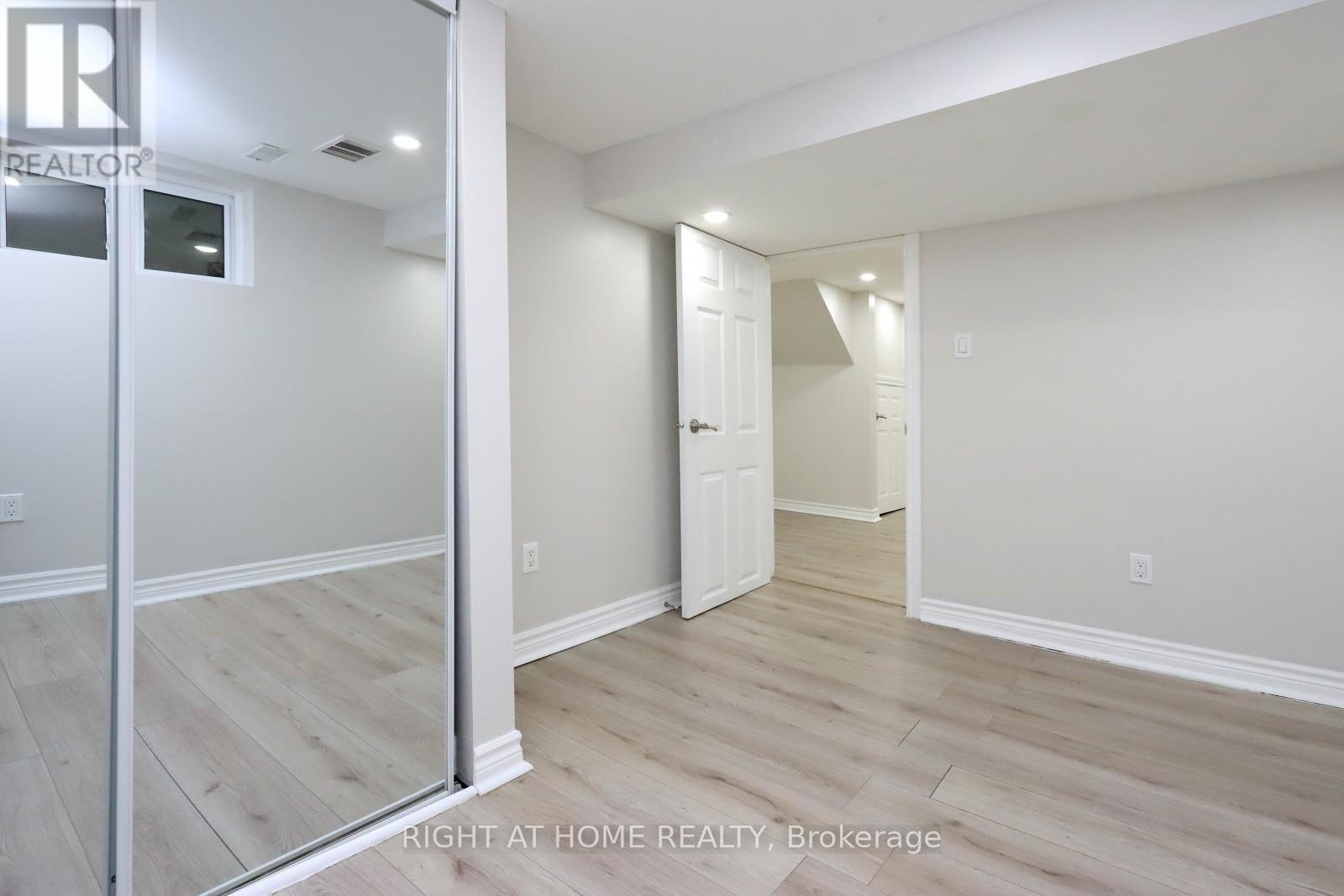 












240 EAST 22ND STREET

,
Hamilton (Eastmount),




Ontario
L8V2V7

