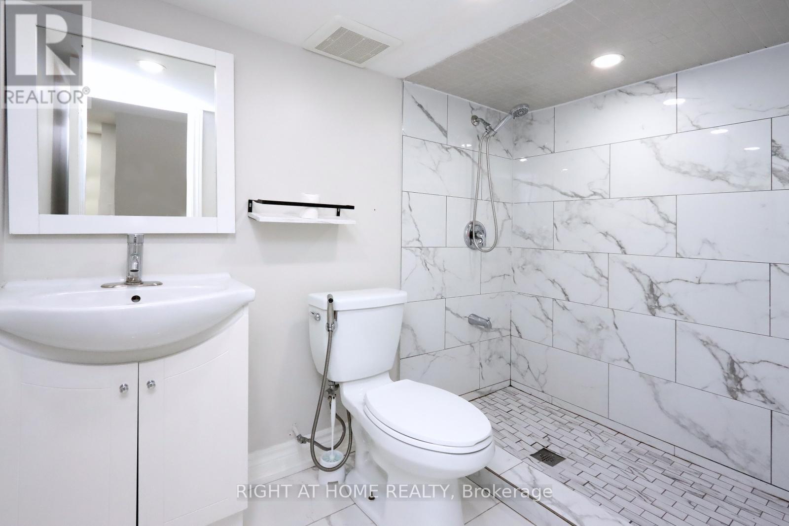 












240 EAST 22ND STREET

,
Hamilton (Eastmount),




Ontario
L8V2V7

