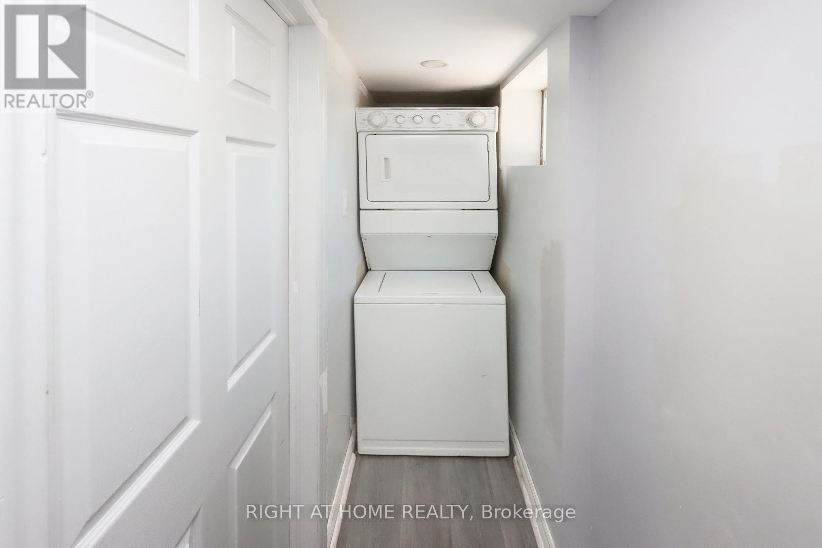 












240 EAST 22ND STREET

,
Hamilton (Eastmount),




Ontario
L8V2V7

