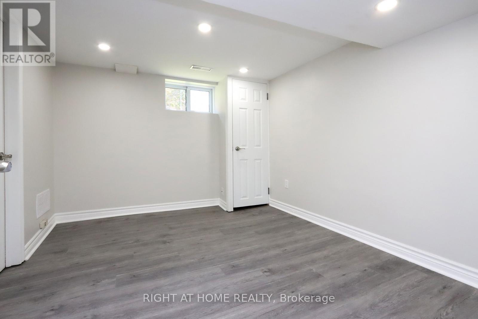 












240 EAST 22ND STREET

,
Hamilton (Eastmount),




Ontario
L8V2V7

