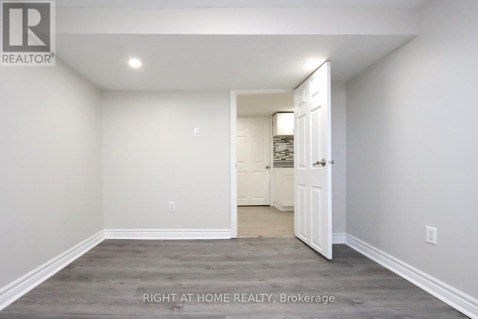 












240 EAST 22ND STREET

,
Hamilton (Eastmount),




Ontario
L8V2V7

