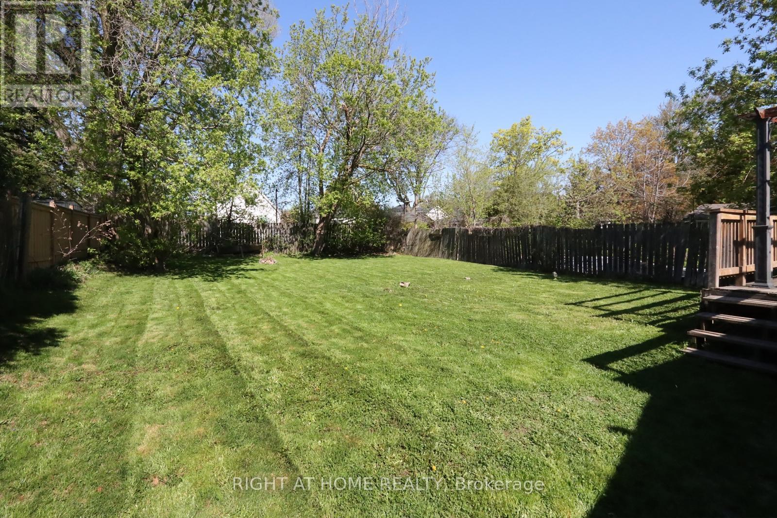 












240 EAST 22ND STREET

,
Hamilton (Eastmount),




Ontario
L8V2V7

