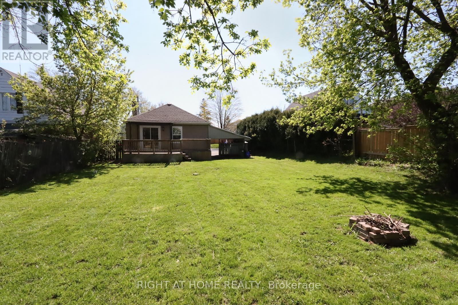 












240 EAST 22ND STREET

,
Hamilton (Eastmount),




Ontario
L8V2V7


