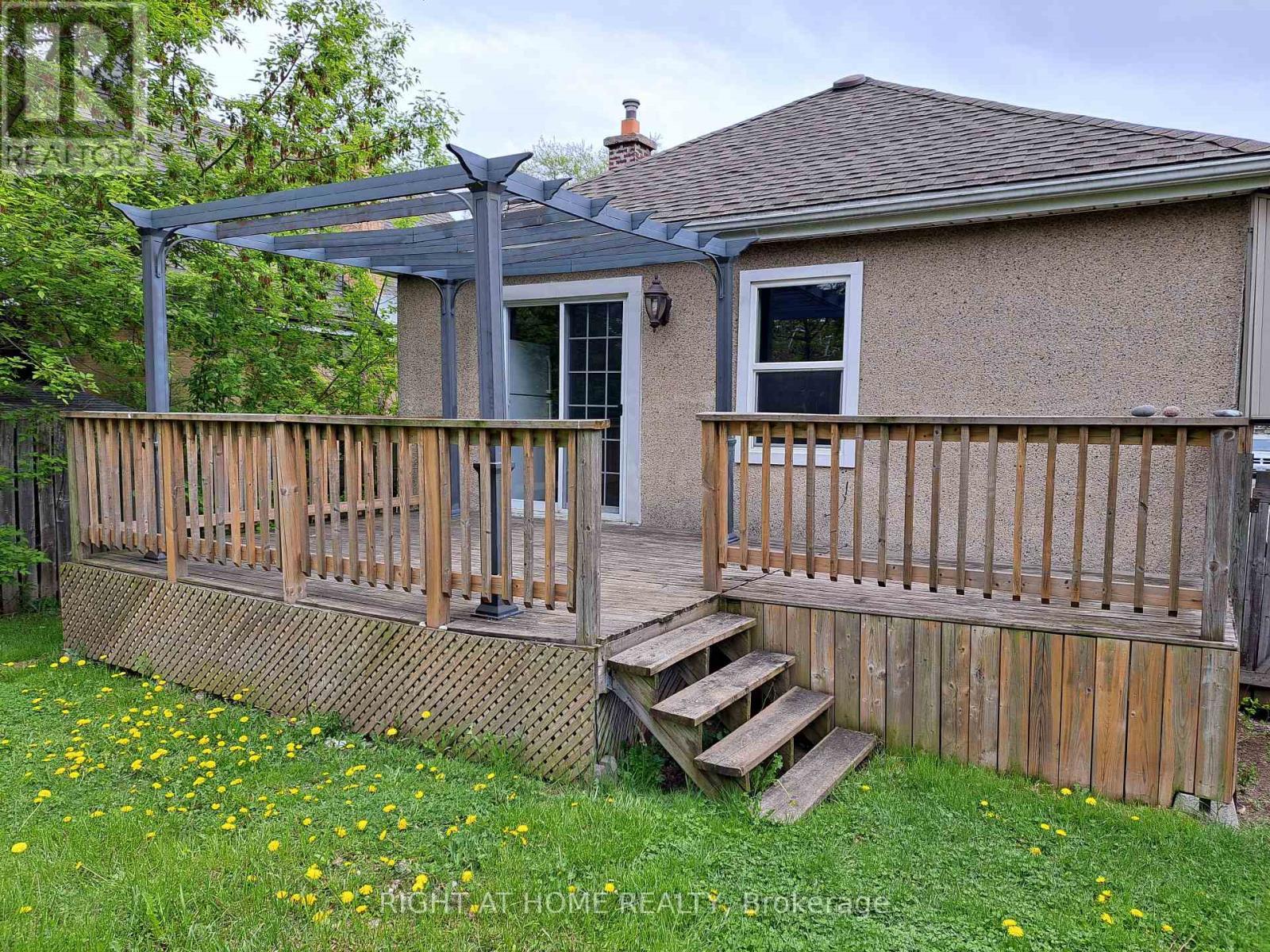 












240 EAST 22ND STREET

,
Hamilton (Eastmount),




Ontario
L8V2V7

