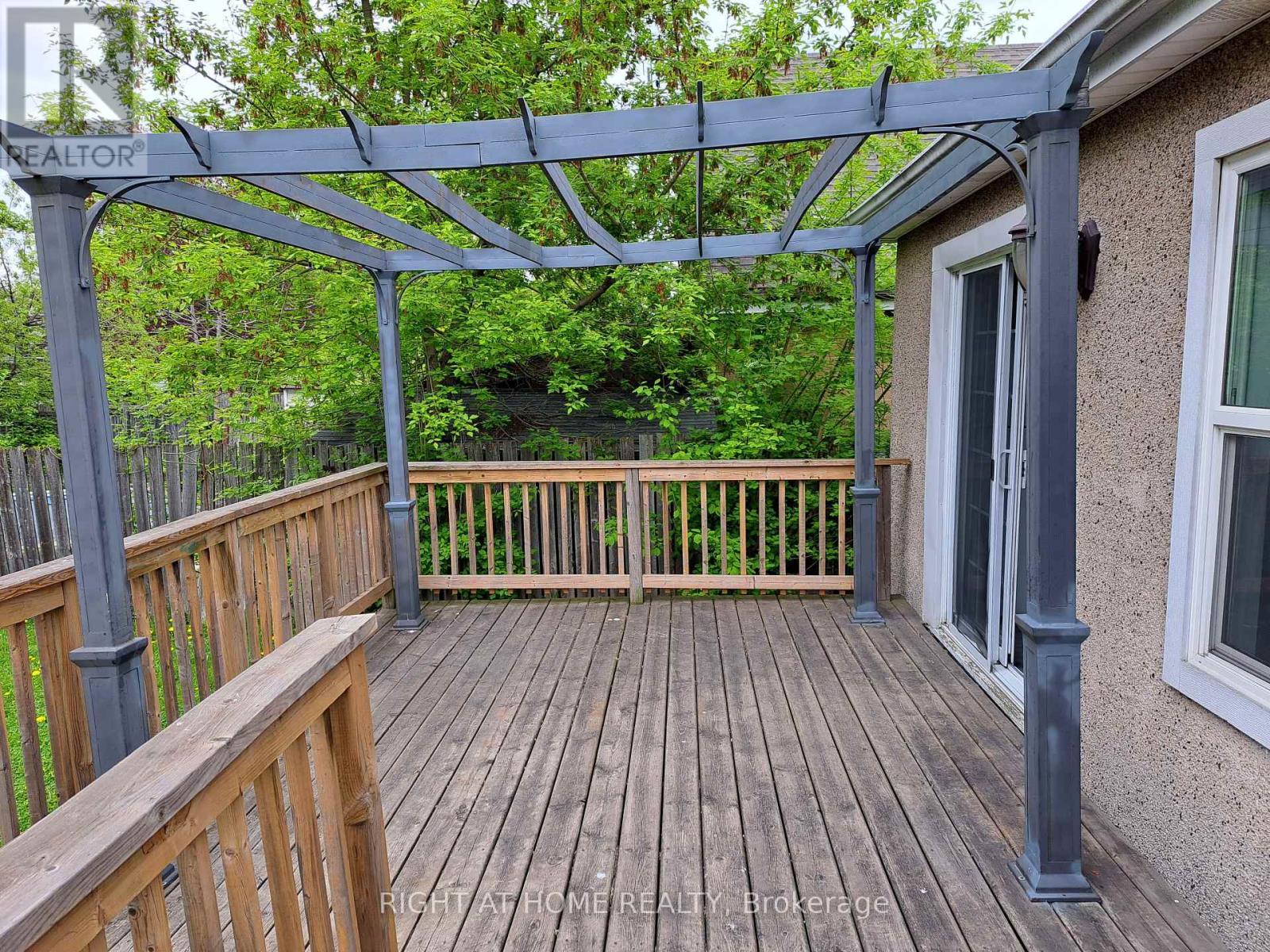 












240 EAST 22ND STREET

,
Hamilton (Eastmount),




Ontario
L8V2V7

