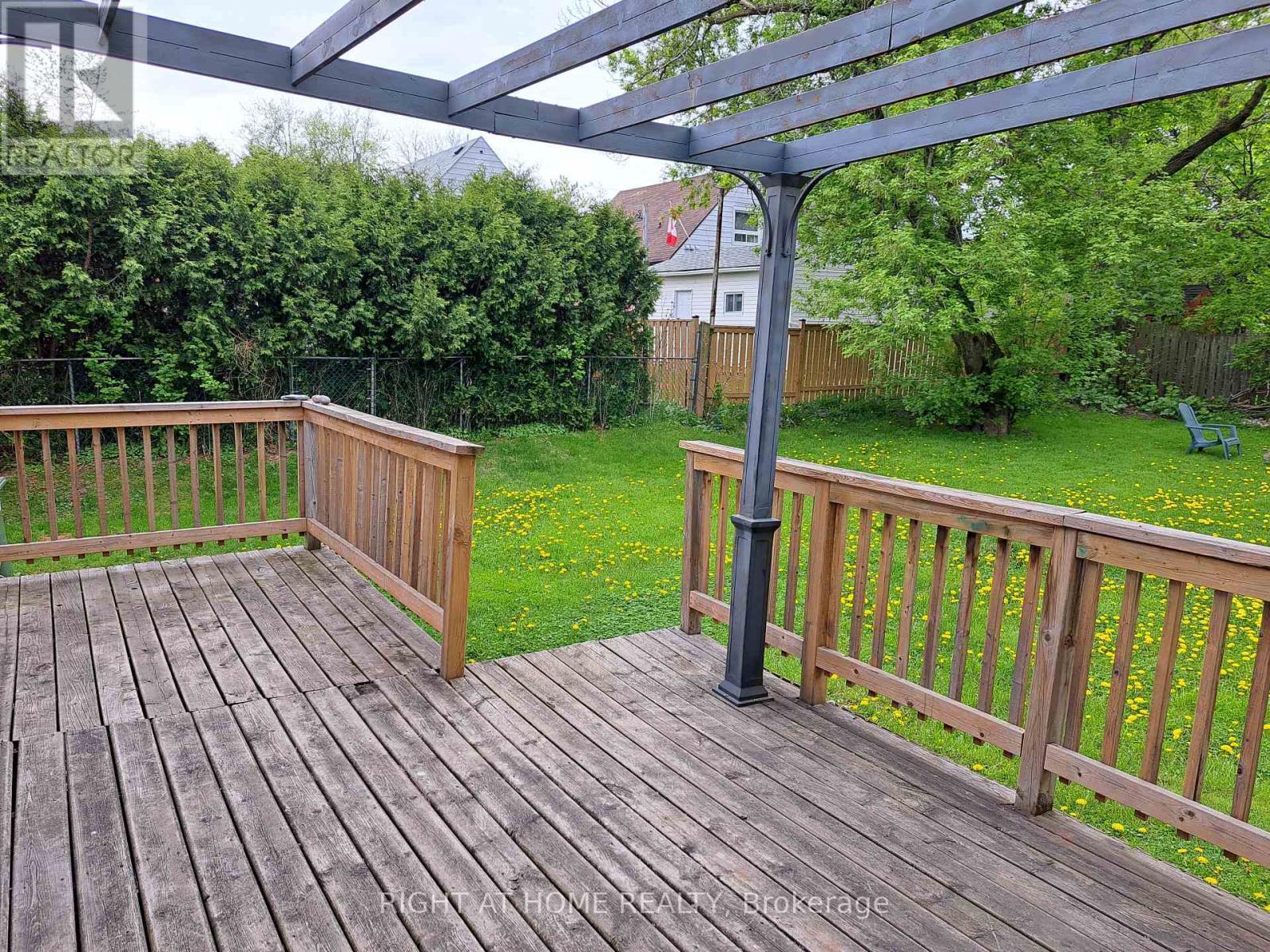 












240 EAST 22ND STREET

,
Hamilton (Eastmount),




Ontario
L8V2V7

