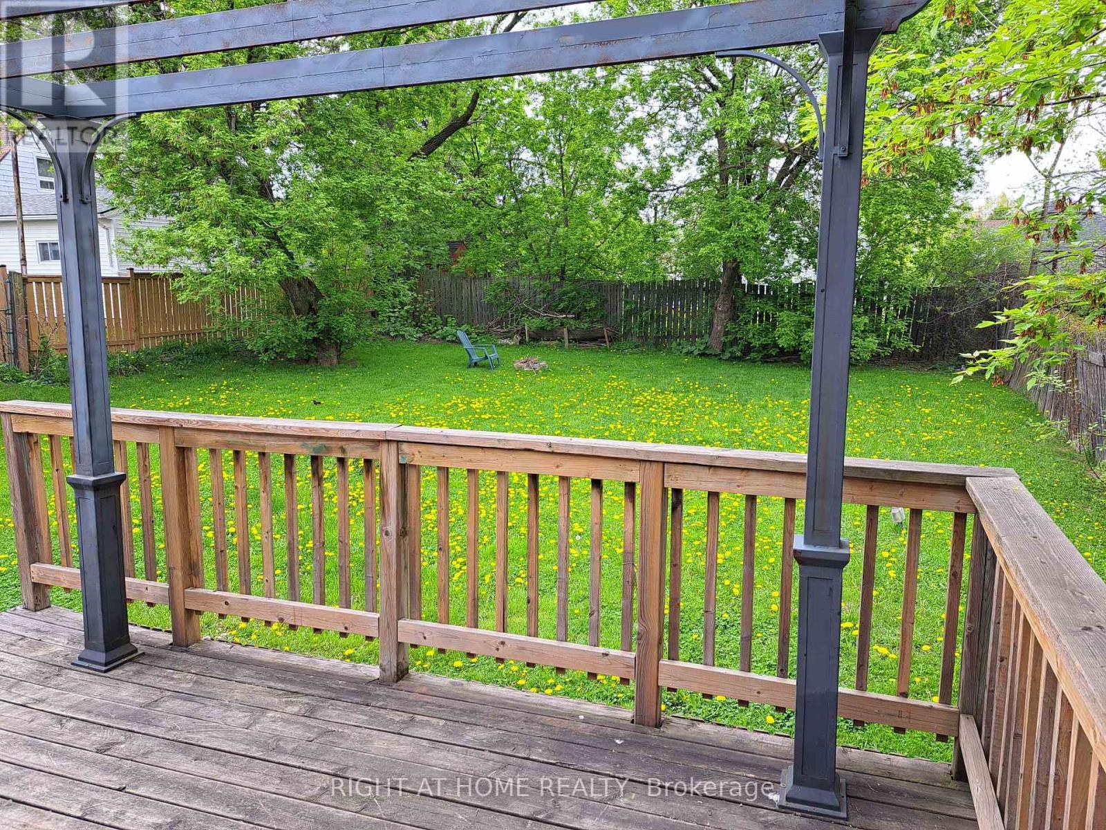 












240 EAST 22ND STREET

,
Hamilton (Eastmount),




Ontario
L8V2V7

