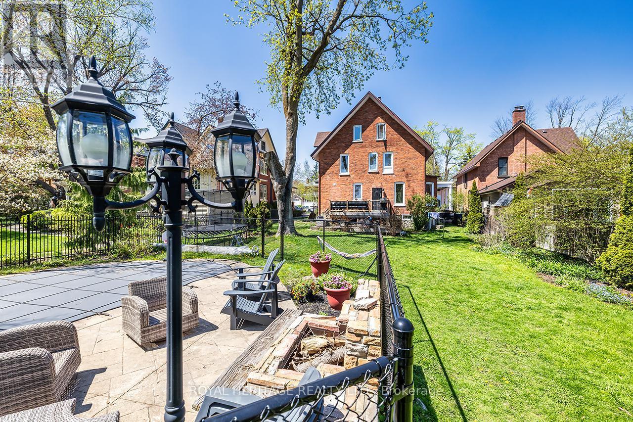 












17 FRANCIS STREET

,
Kawartha Lakes (Lindsay),




Ontario
K9V3R7

