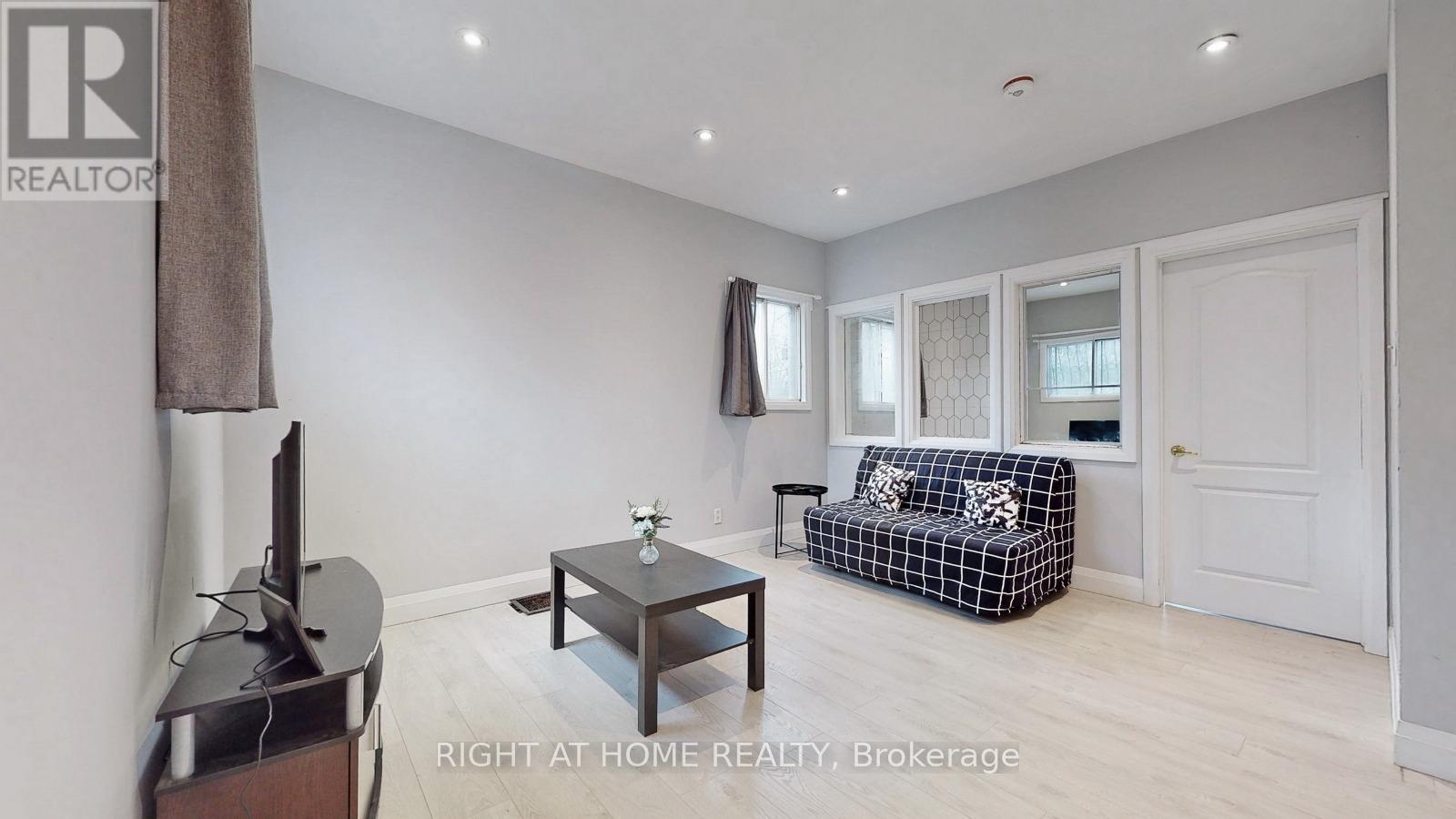 












MAIN - 703 WILSON STREET

,
Hamilton (Gibson),




Ontario
L8L1V5

