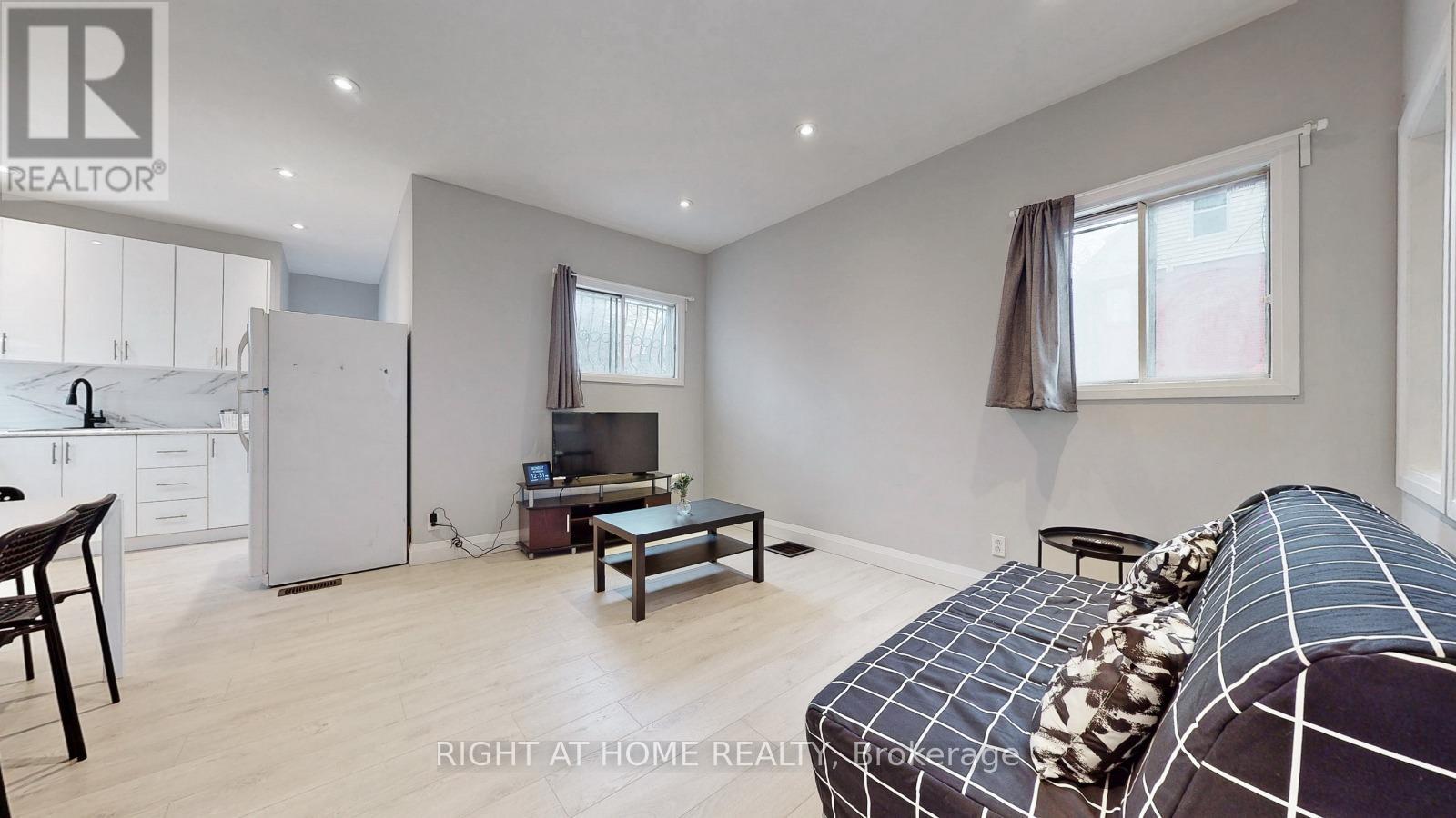 












MAIN - 703 WILSON STREET

,
Hamilton (Gibson),




Ontario
L8L1V5

