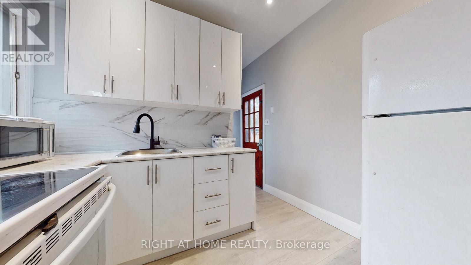 












MAIN - 703 WILSON STREET

,
Hamilton (Gibson),




Ontario
L8L1V5

