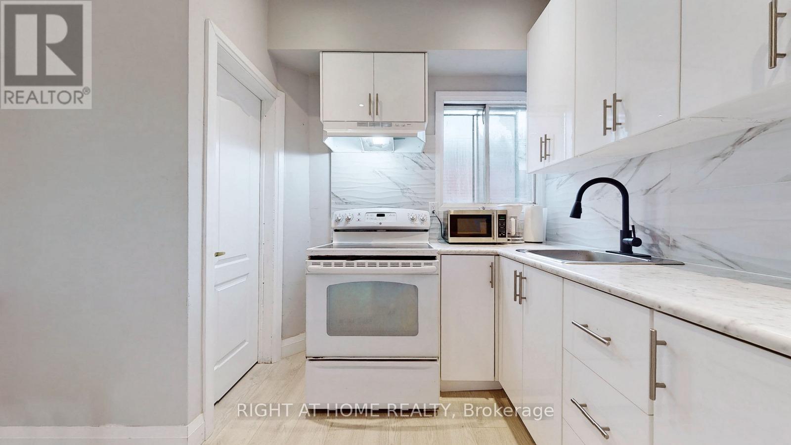 












MAIN - 703 WILSON STREET

,
Hamilton (Gibson),




Ontario
L8L1V5

