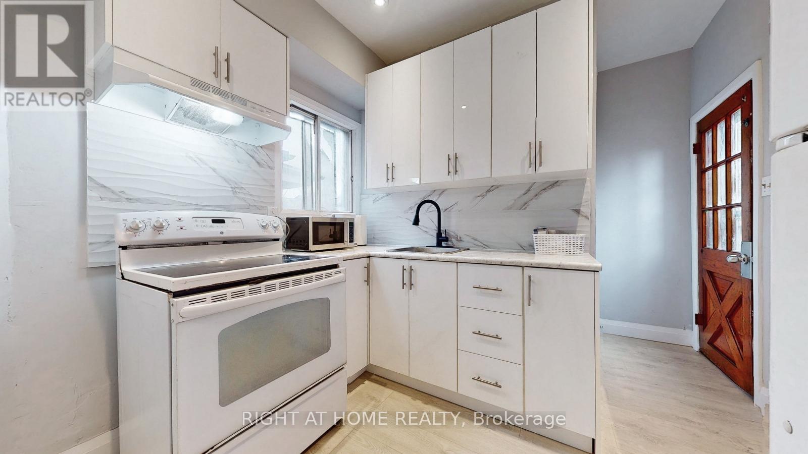 












MAIN - 703 WILSON STREET

,
Hamilton (Gibson),




Ontario
L8L1V5

