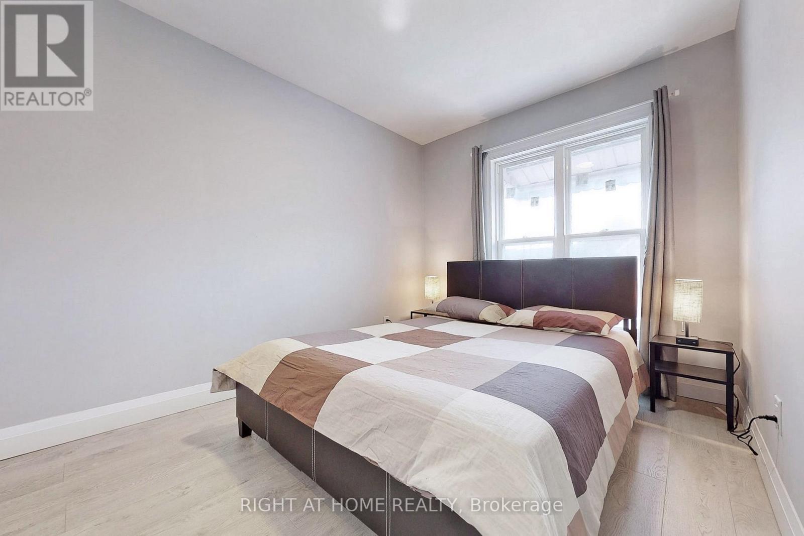 












UPPER - 703 WILSON STREET

,
Hamilton (Gibson),




Ontario
L8L1V5

