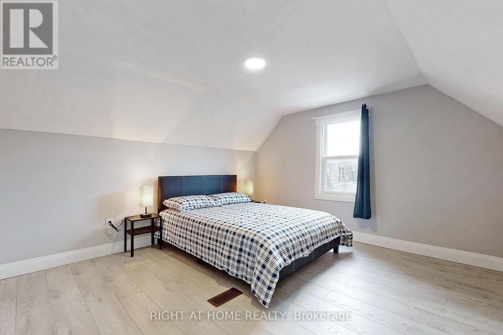 












UPPER - 703 WILSON STREET

,
Hamilton (Gibson),




Ontario
L8L1V5

