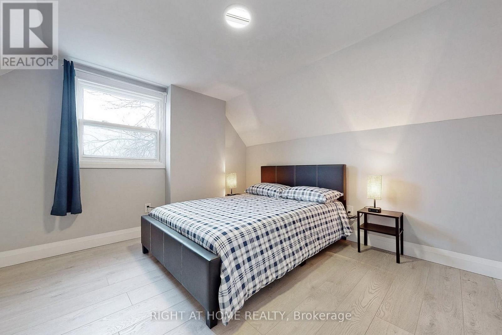 












UPPER - 703 WILSON STREET

,
Hamilton (Gibson),




Ontario
L8L1V5

