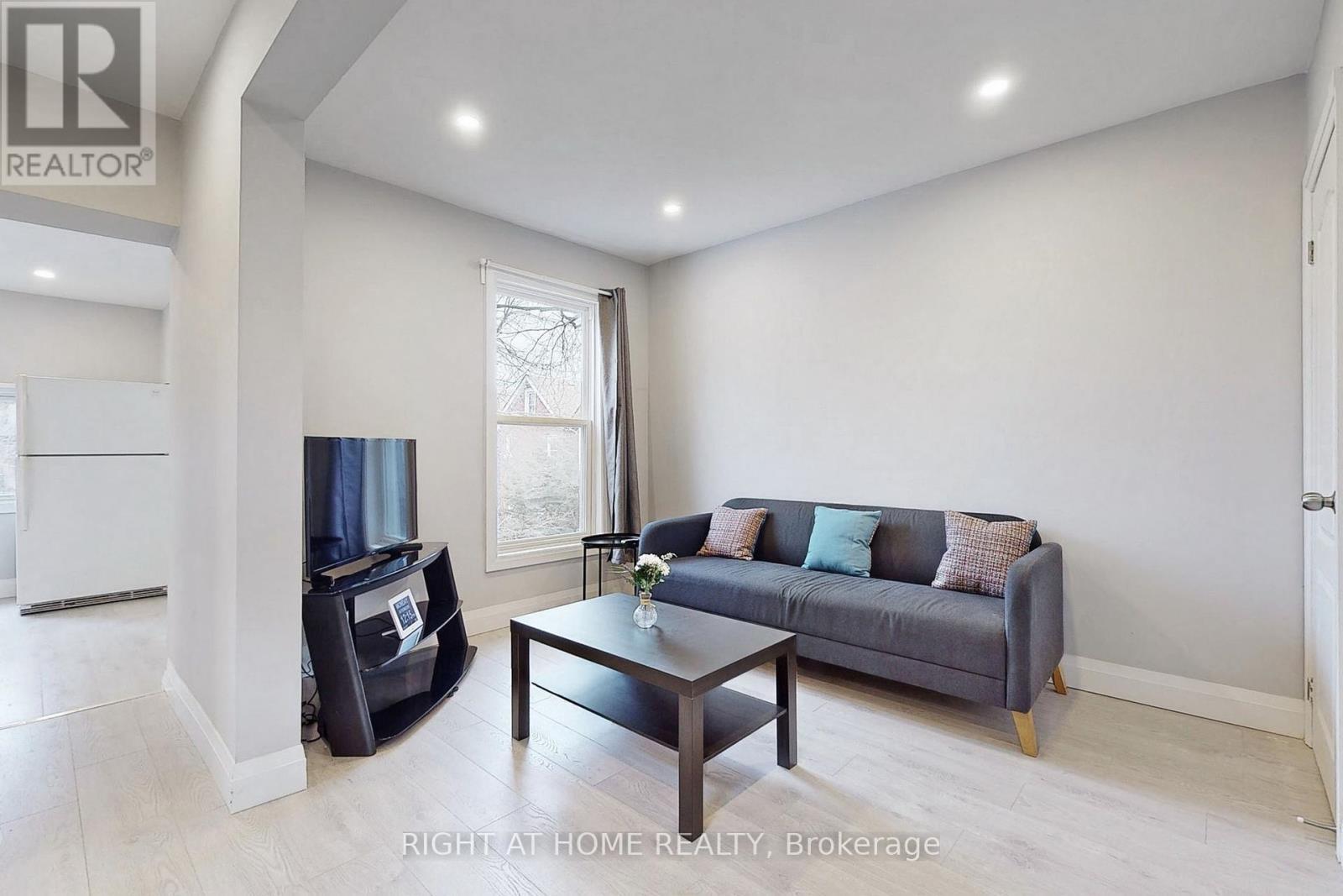 












UPPER - 703 WILSON STREET

,
Hamilton (Gibson),




Ontario
L8L1V5

