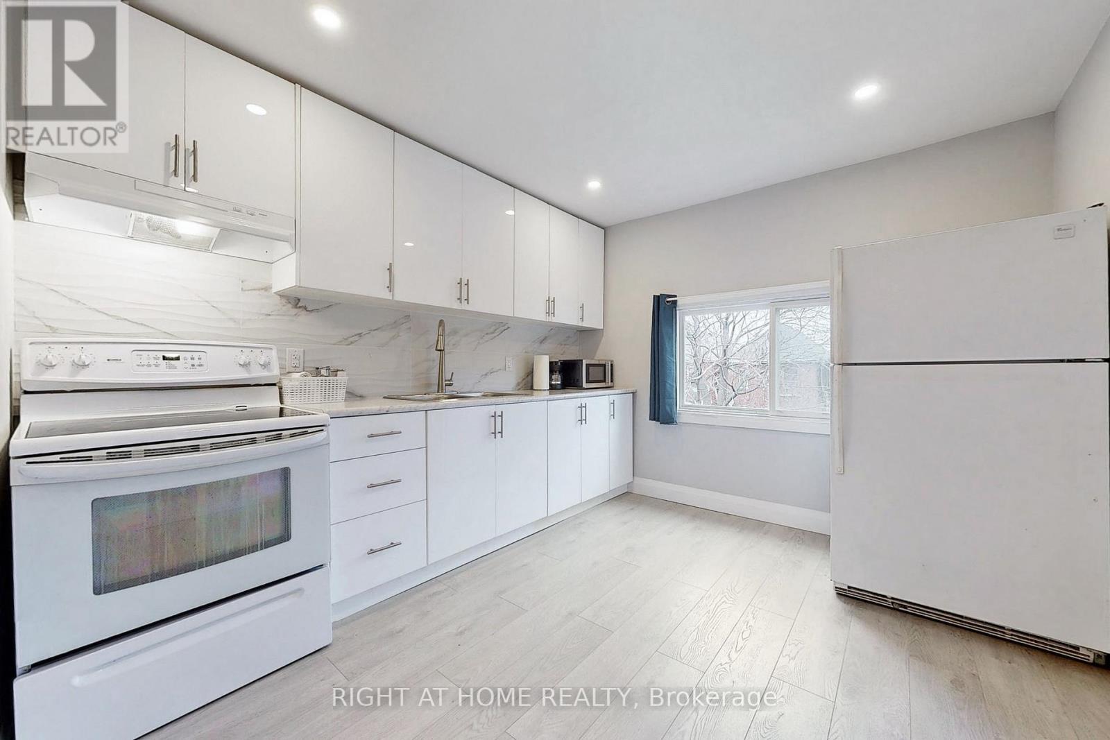 












UPPER - 703 WILSON STREET

,
Hamilton (Gibson),




Ontario
L8L1V5


