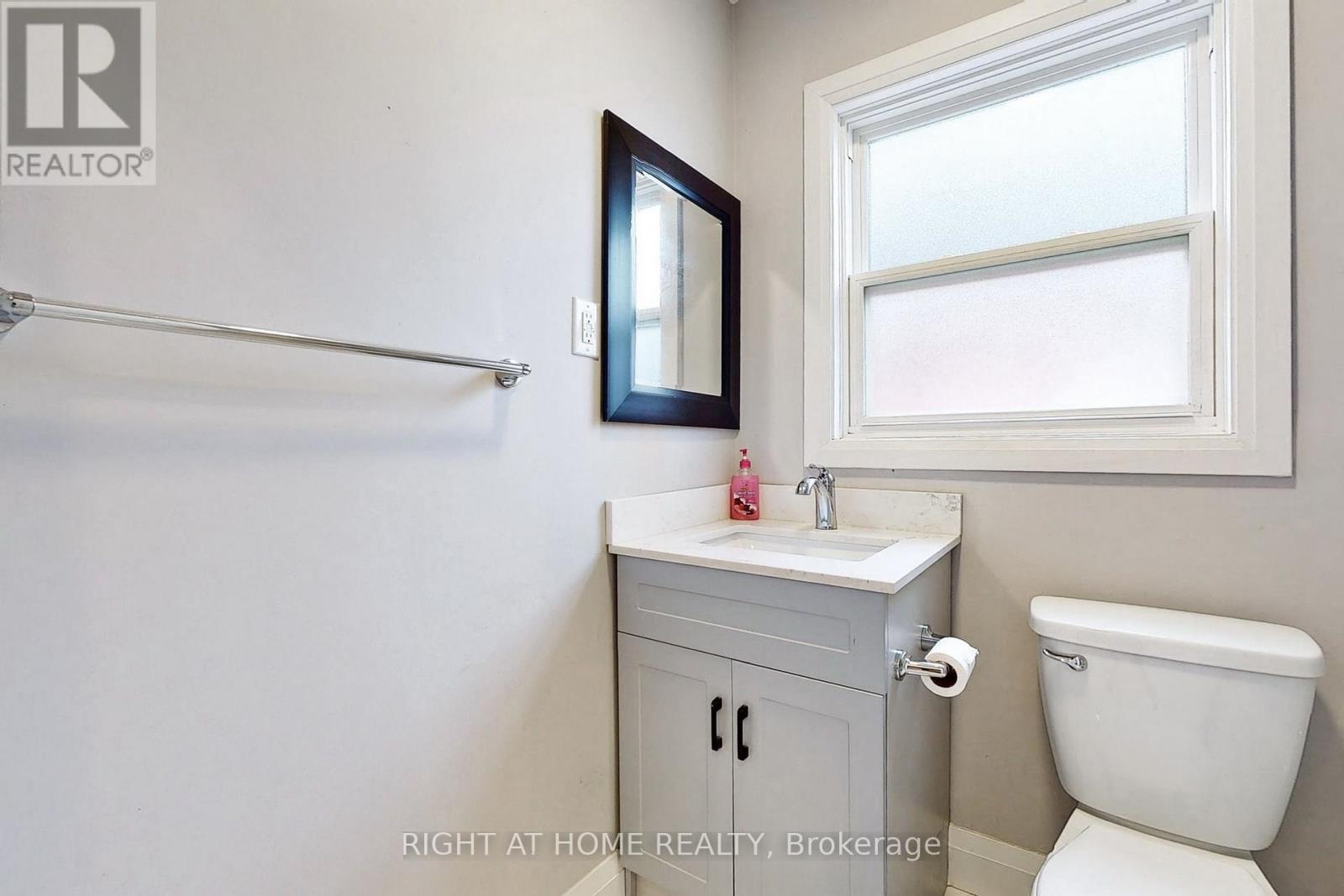 












UPPER - 703 WILSON STREET

,
Hamilton (Gibson),




Ontario
L8L1V5

