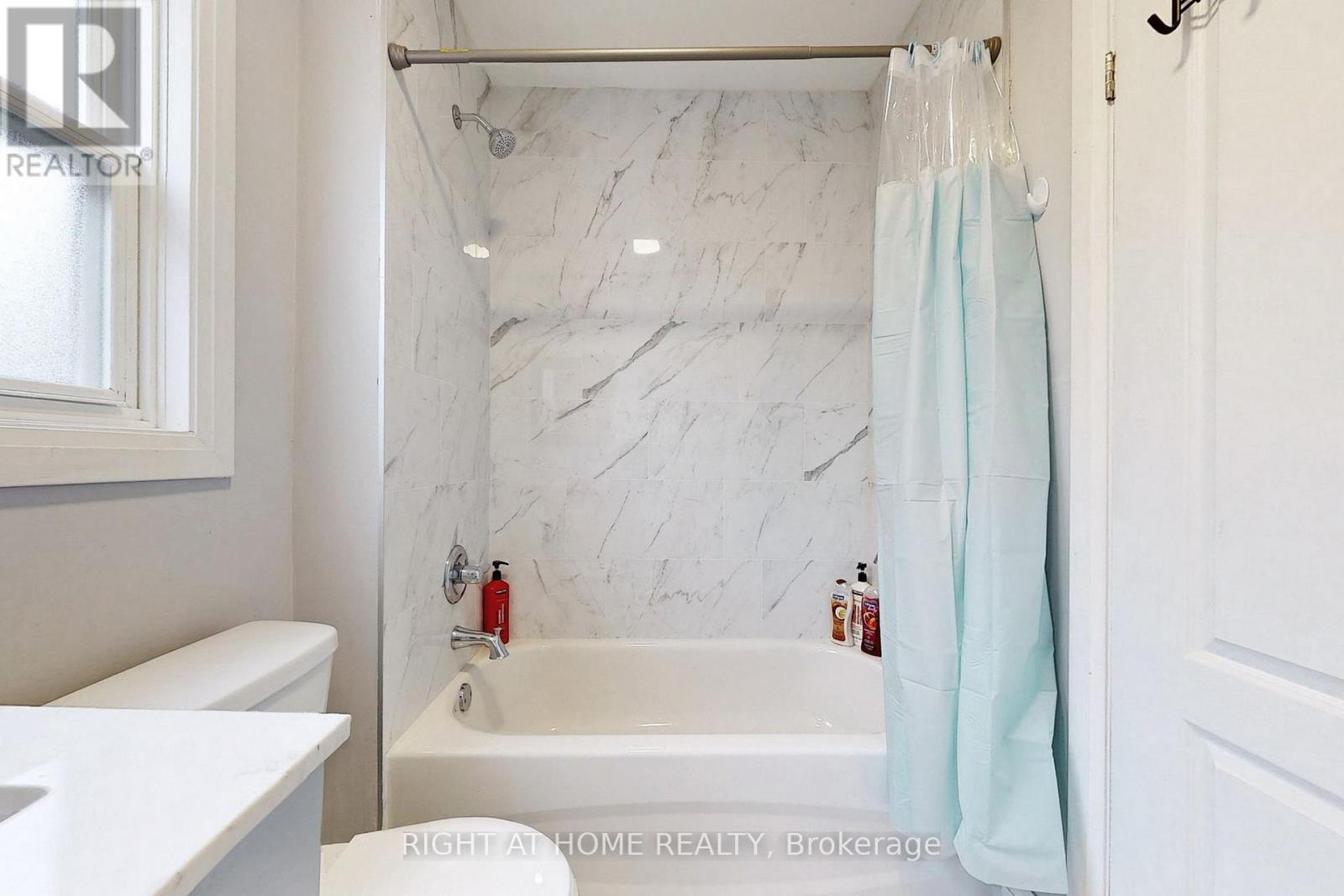 












UPPER - 703 WILSON STREET

,
Hamilton (Gibson),




Ontario
L8L1V5

