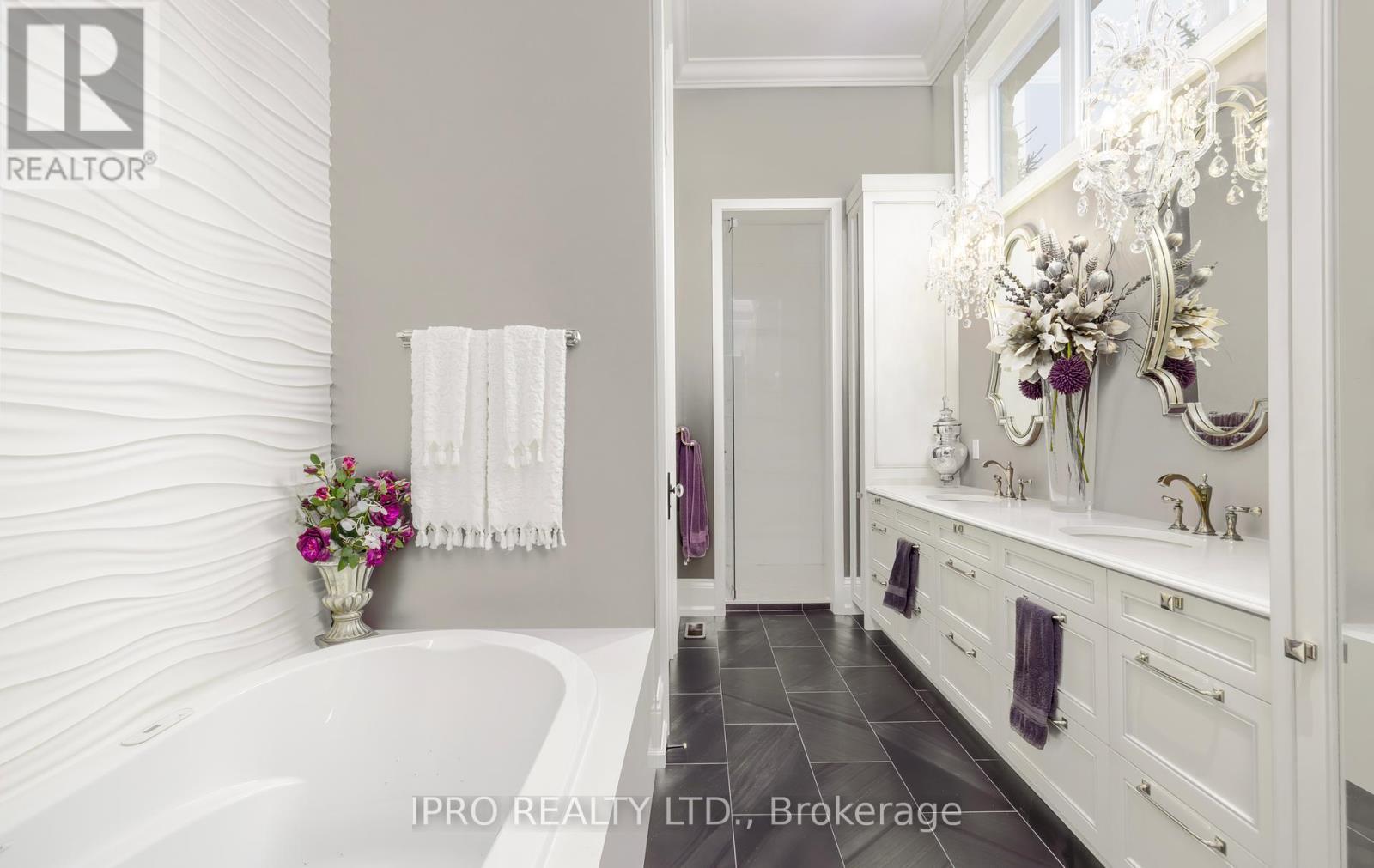 












45 - 11 LAMBETH LANE

,
Puslinch (Crieff/Aikensville/Killean),




Ontario
N0B2J0

