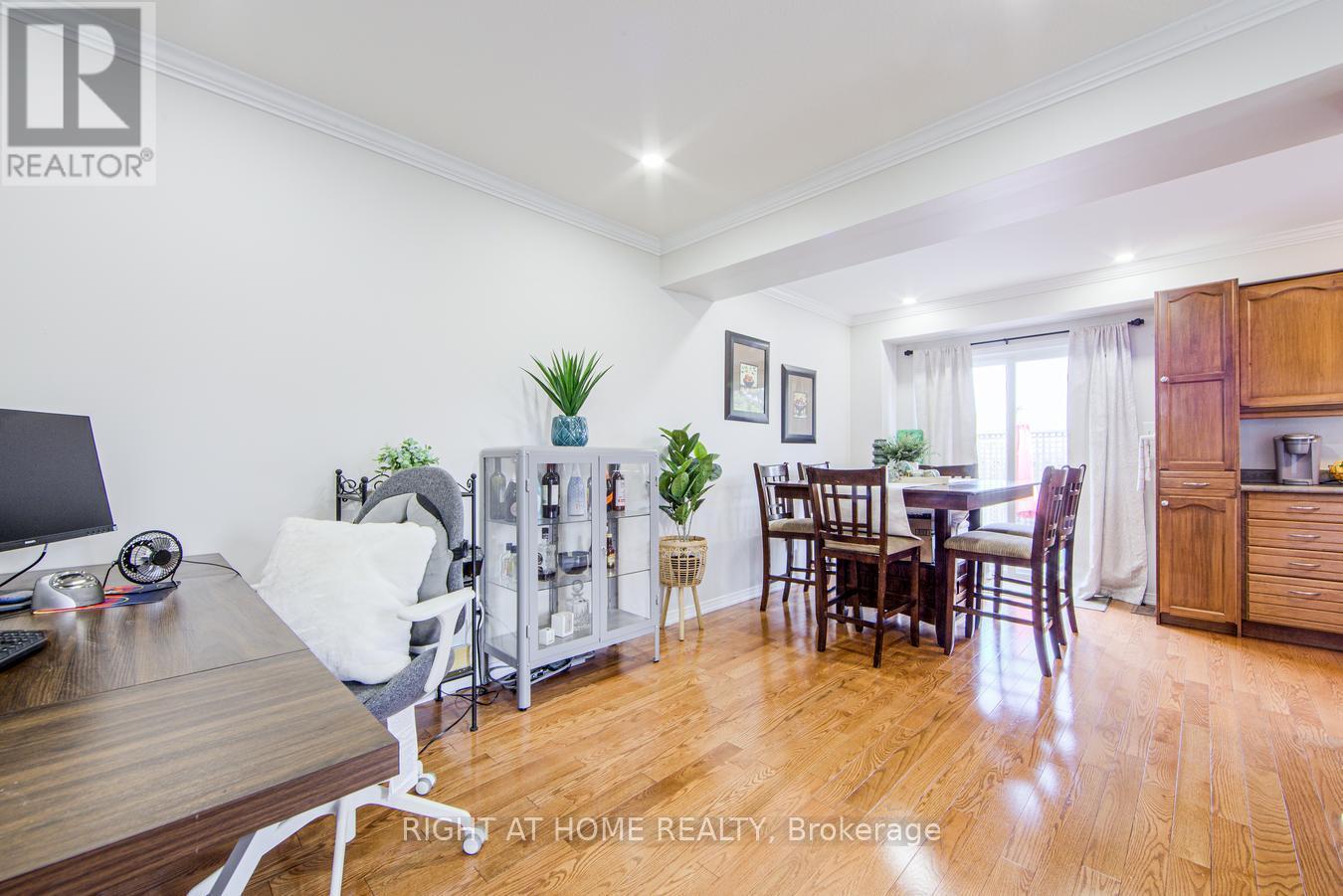 












27 - 7 SOUTHSIDE PLACE

,
Hamilton (Mountview),




Ontario
L9C7W6


