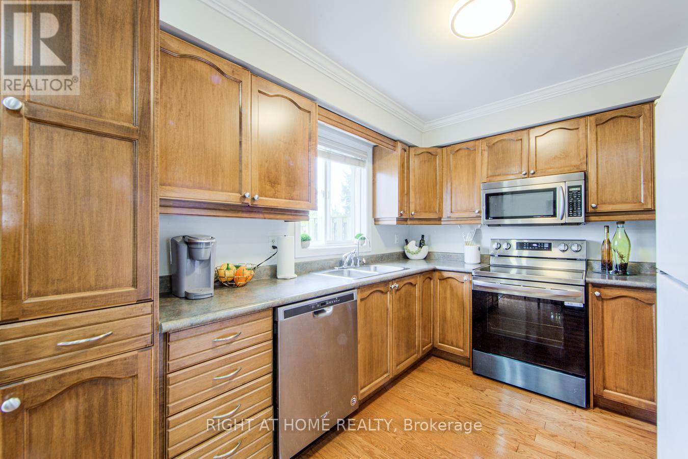 












27 - 7 SOUTHSIDE PLACE

,
Hamilton (Mountview),




Ontario
L9C7W6

