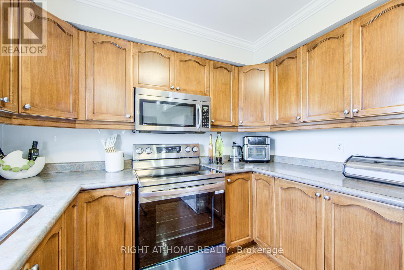 












27 - 7 SOUTHSIDE PLACE

,
Hamilton (Mountview),




Ontario
L9C7W6

