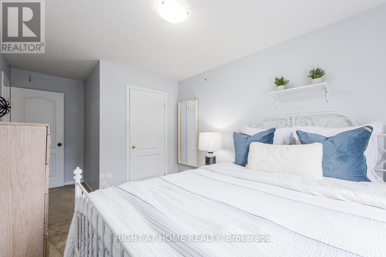 












27 - 7 SOUTHSIDE PLACE

,
Hamilton (Mountview),




Ontario
L9C7W6

