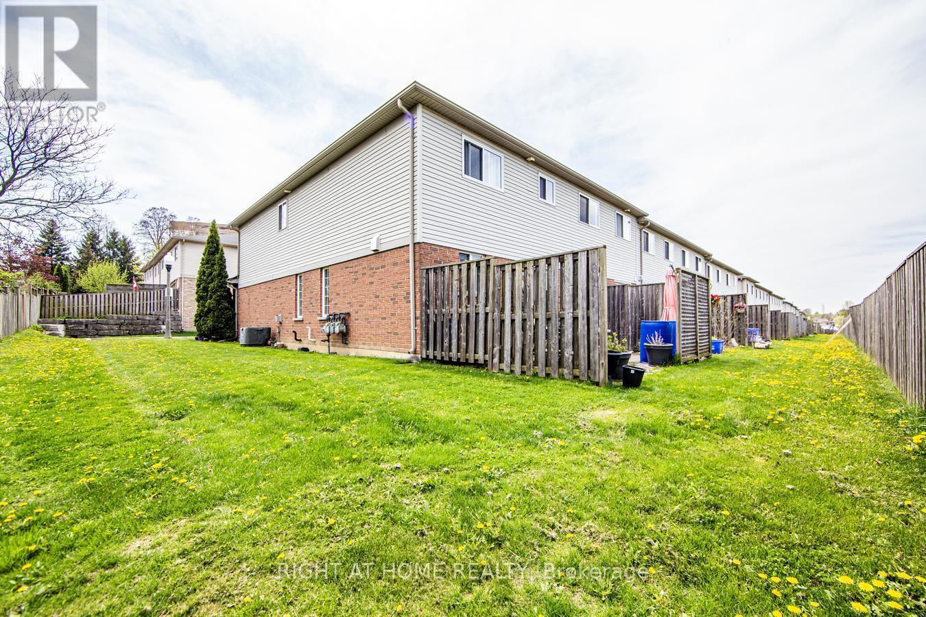 












27 - 7 SOUTHSIDE PLACE

,
Hamilton (Mountview),




Ontario
L9C7W6

