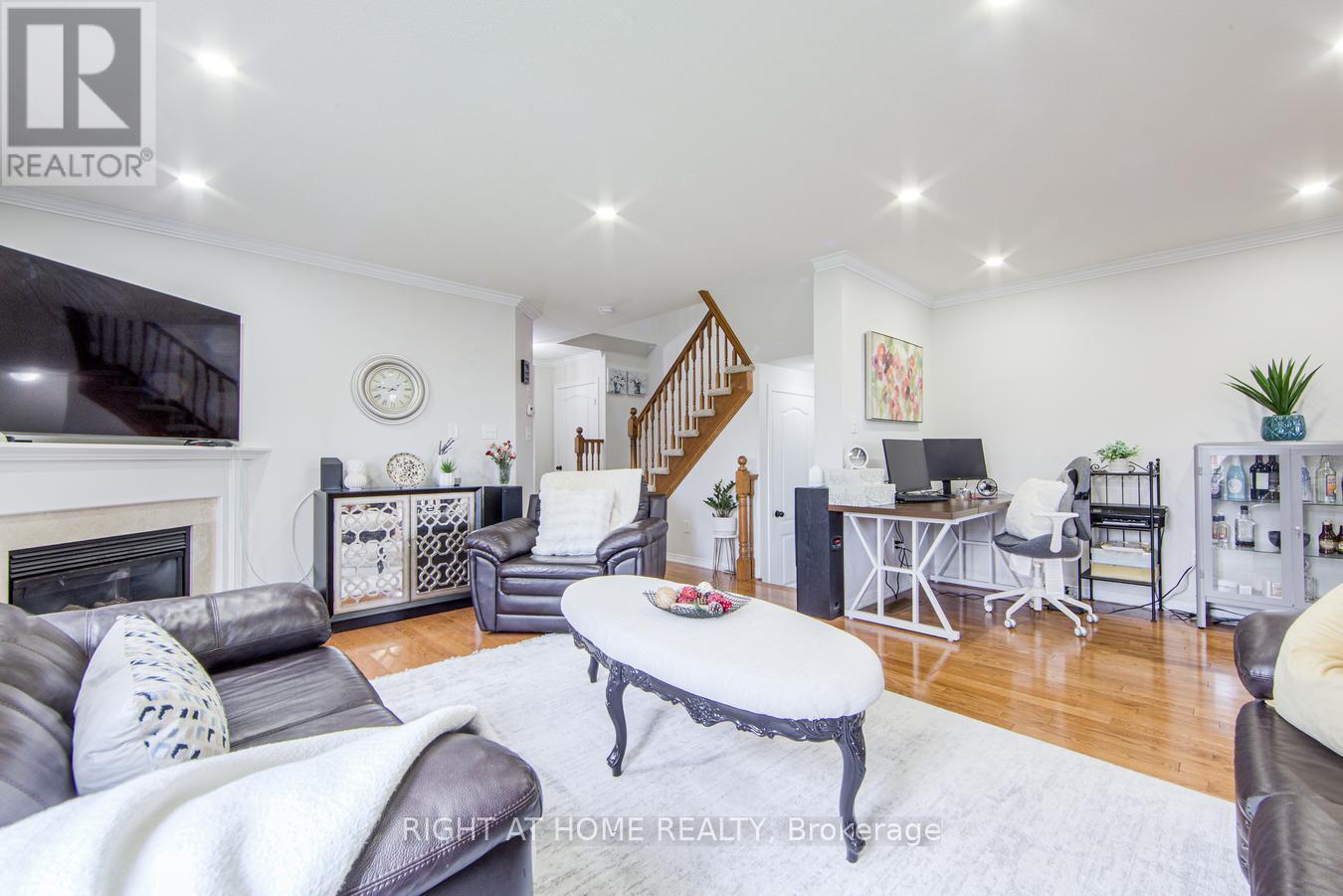 












27 - 7 SOUTHSIDE PLACE

,
Hamilton (Mountview),




Ontario
L9C7W6

