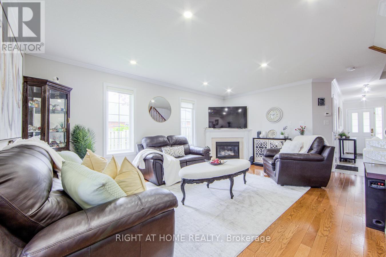 












27 - 7 SOUTHSIDE PLACE

,
Hamilton (Mountview),




Ontario
L9C7W6

