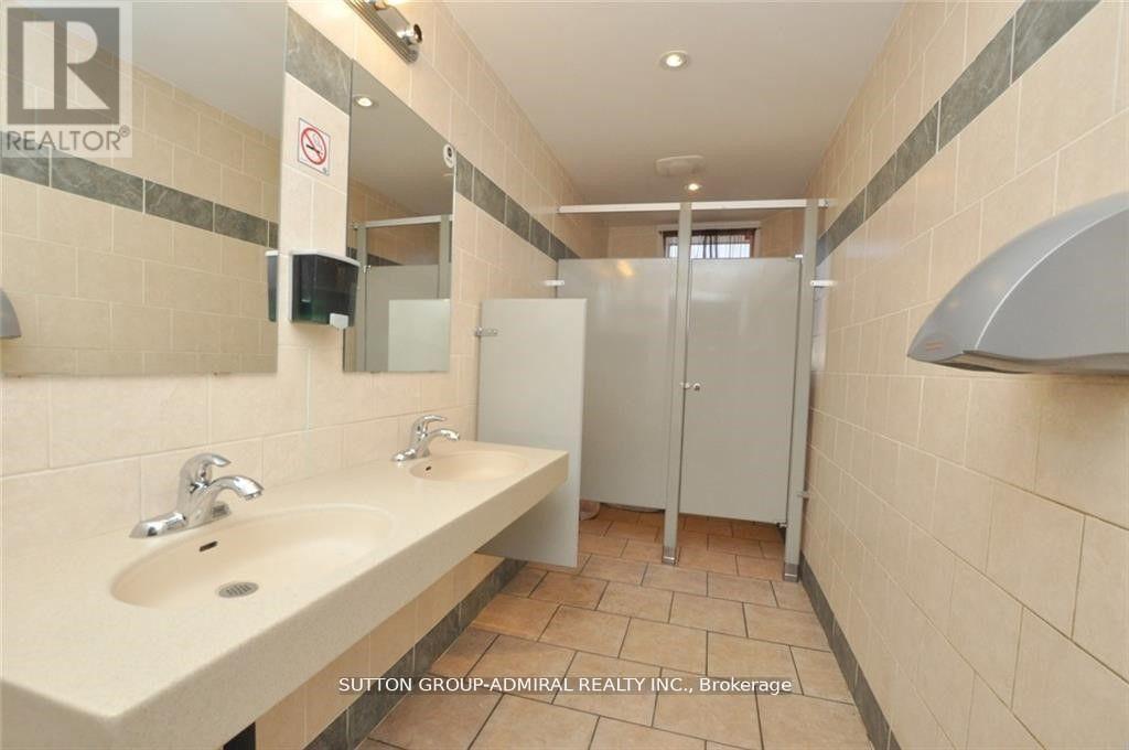 












104 CANNON STREET E

,
Hamilton (Beasley),




Ontario
L8L2A3

