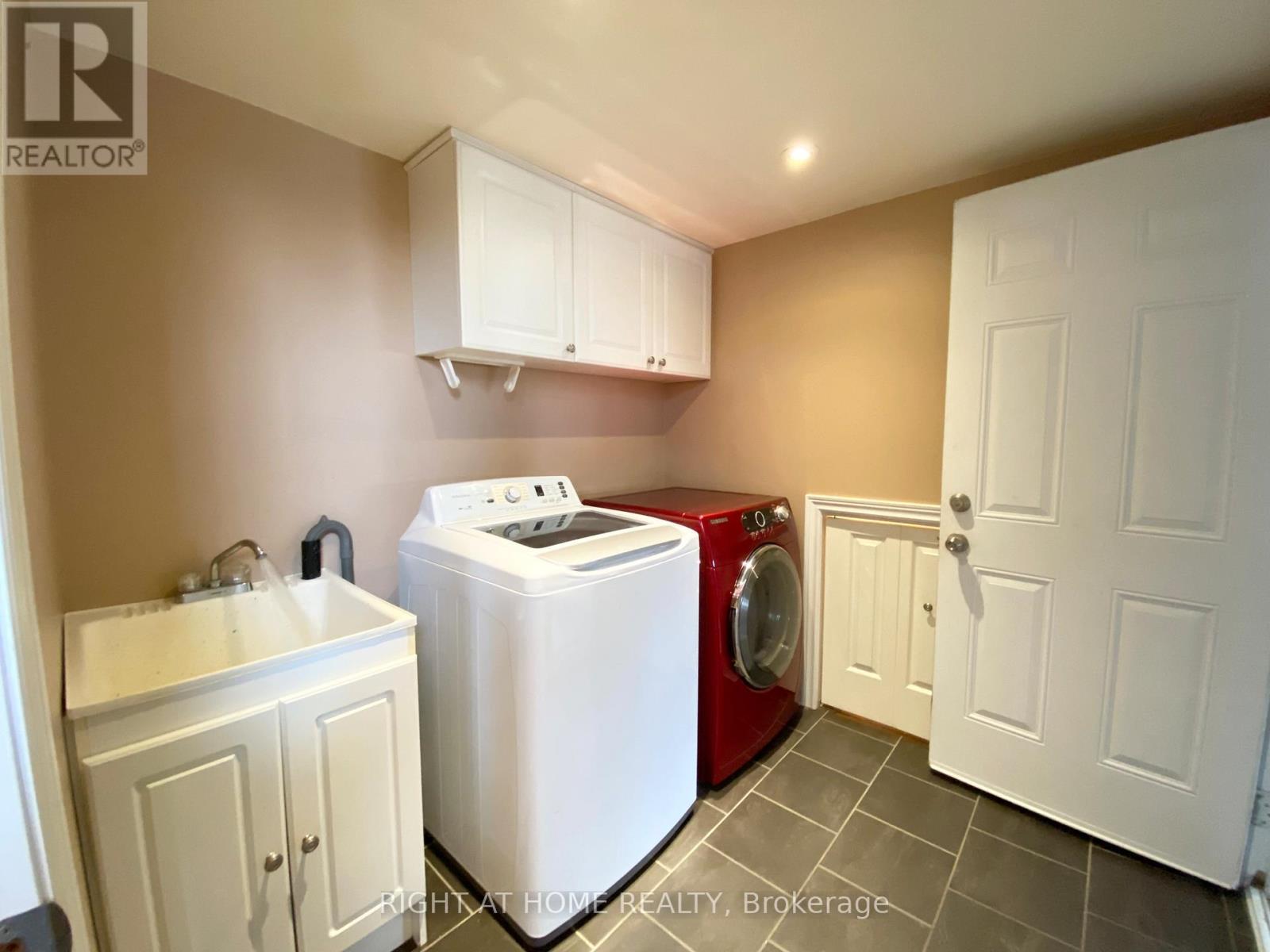 












3640 WEINBRENNER ROAD

,
Niagara Falls (Chippawa),




Ontario
L2G7Y4


