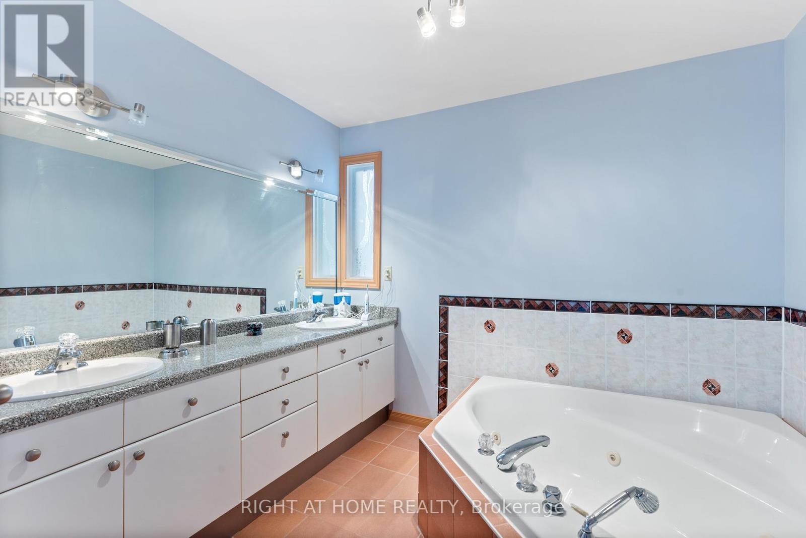 












2520 STRAWBERRY DRIVE

,
Tecumseh,




Ontario
N9K1C3

