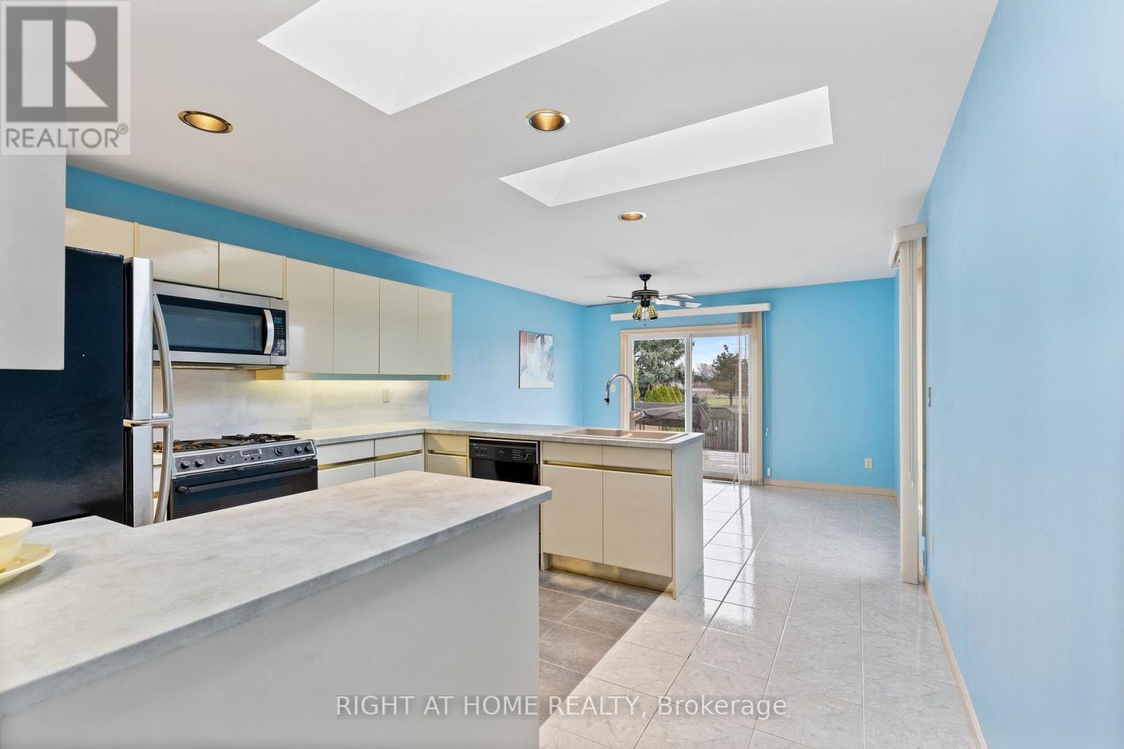 












2520 STRAWBERRY DRIVE

,
Tecumseh,




Ontario
N9K1C3

