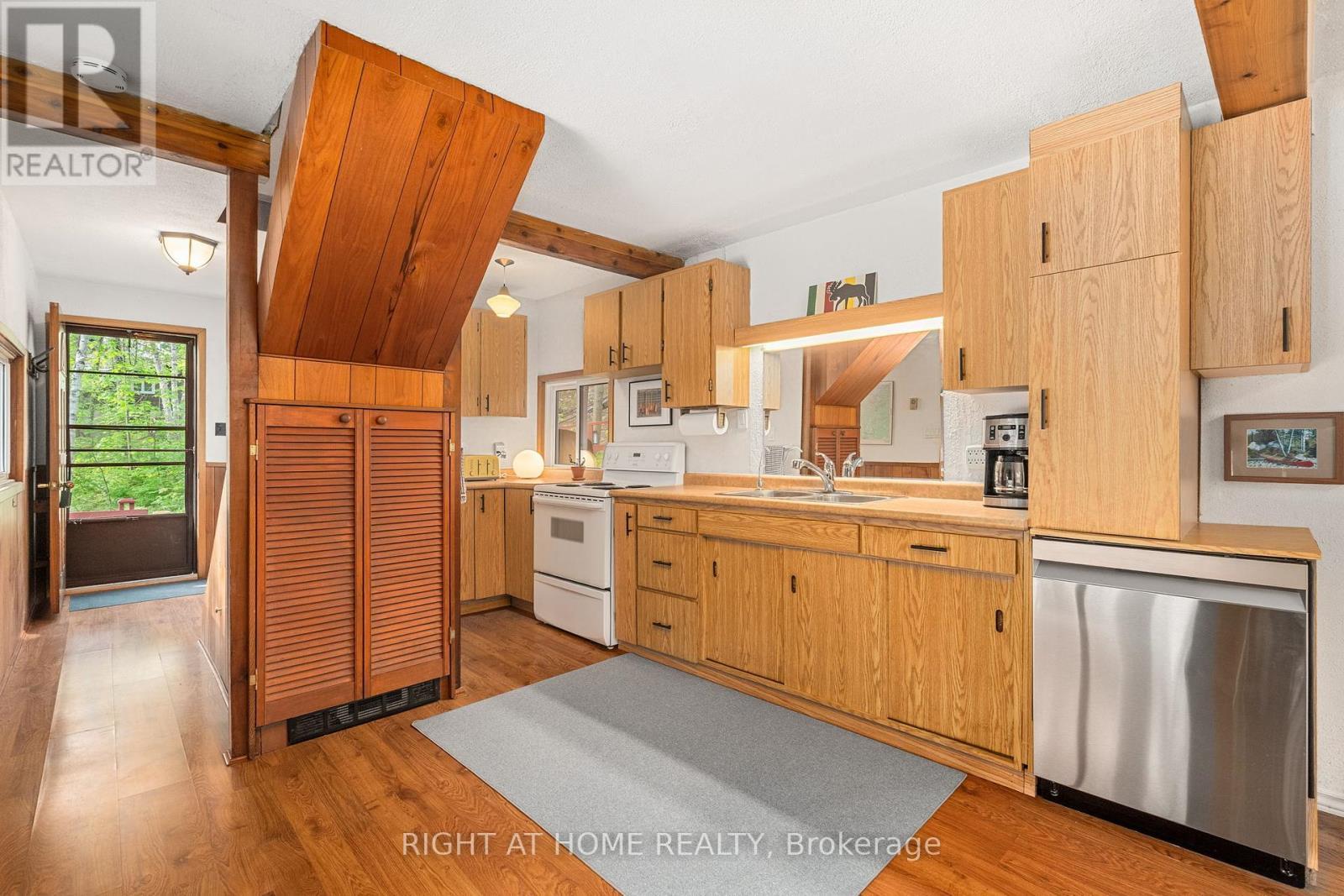 












1178 TOMINGAS ROAD

,
Gravenhurst (Muskoka (S)),




Ontario
P0E1G0

