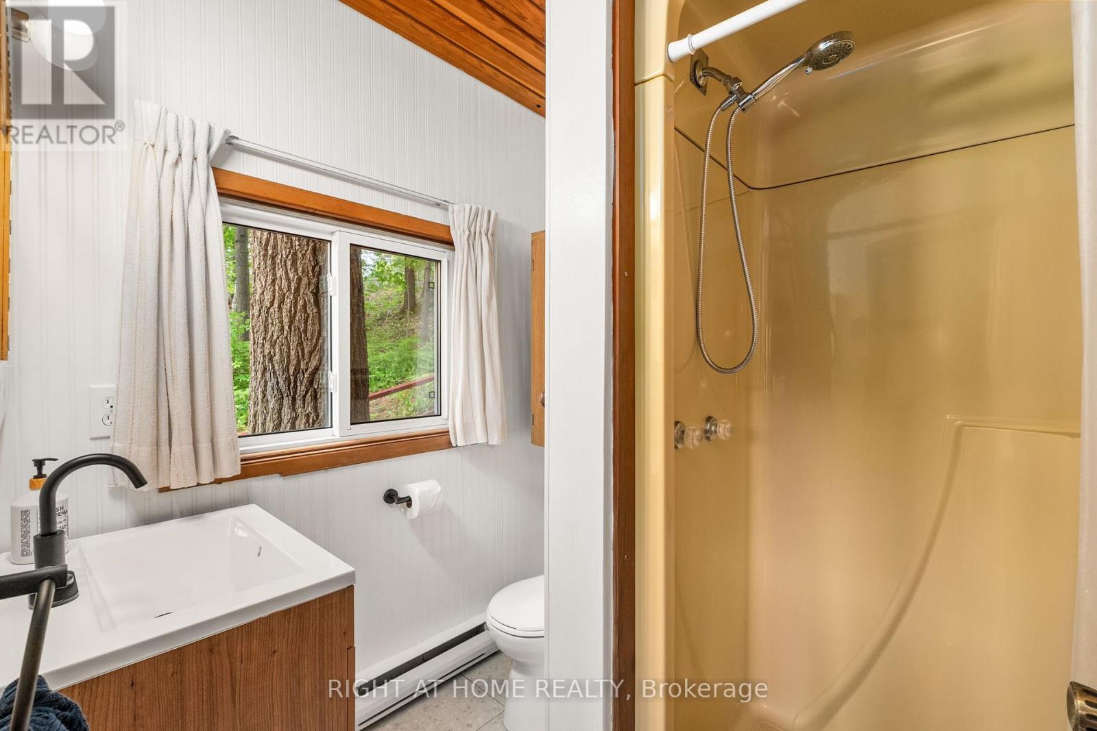 












1178 TOMINGAS ROAD

,
Gravenhurst (Muskoka (S)),




Ontario
P0E1G0

