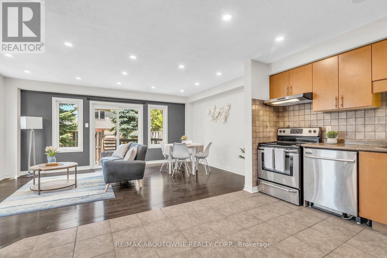 












2 LAMBETH WAY

,
Guelph (Pineridge/Westminster Woods),




Ontario
N1L0H1


