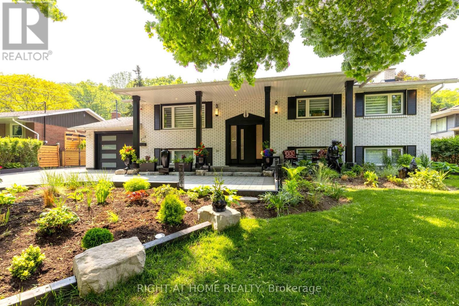 












212 LOCKHART DRIVE

,
St. Catharines (Glendale/Glenridge),




Ontario
L2T1X1

