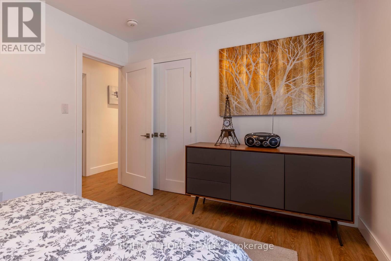 












212 LOCKHART DRIVE

,
St. Catharines (Glendale/Glenridge),




Ontario
L2T1X1

