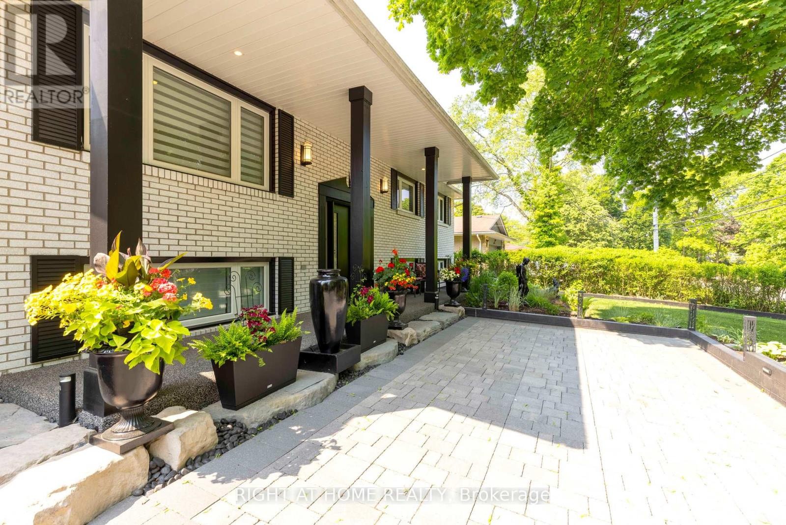 












212 LOCKHART DRIVE

,
St. Catharines (Glendale/Glenridge),




Ontario
L2T1X1


