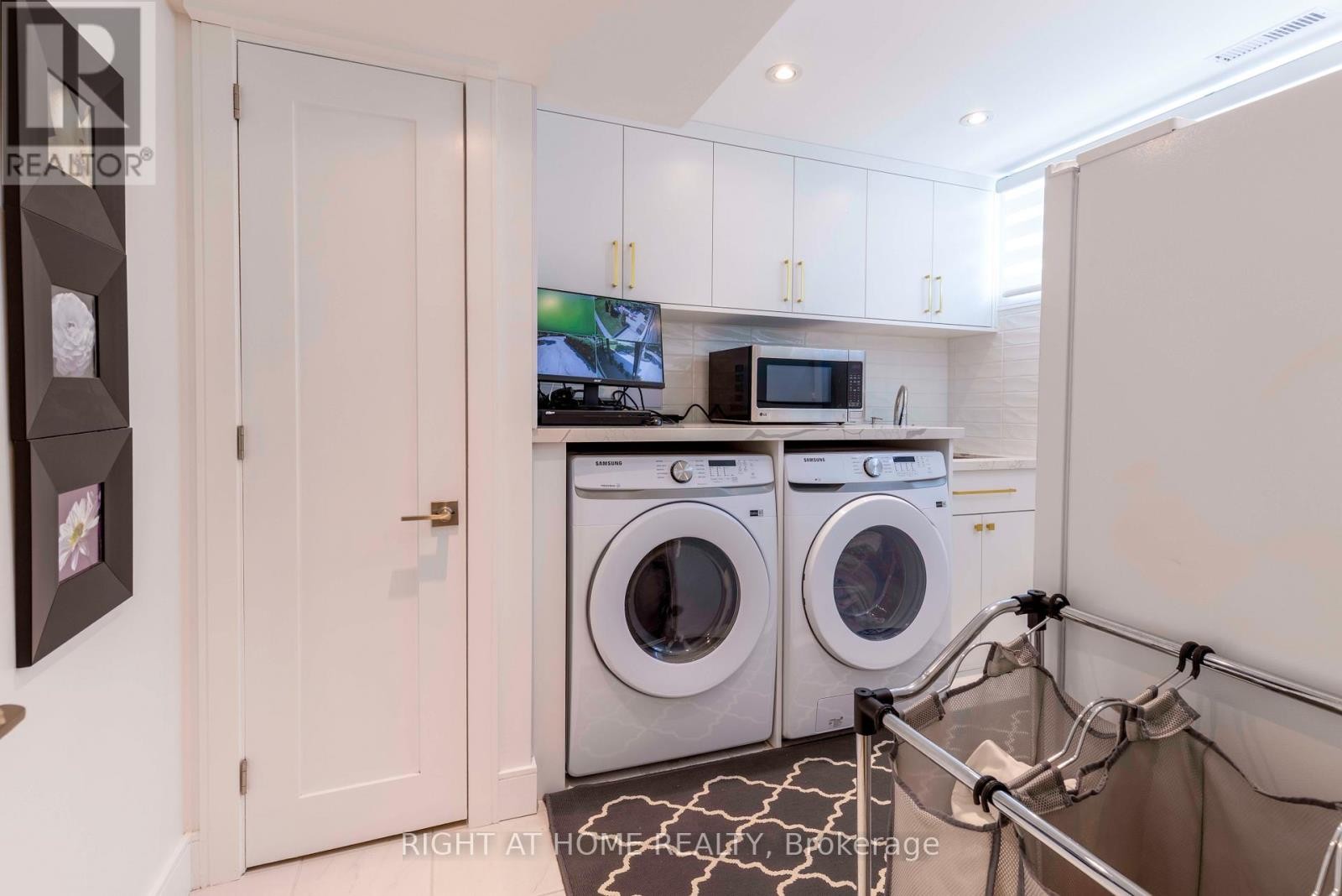 












212 LOCKHART DRIVE

,
St. Catharines (Glendale/Glenridge),




Ontario
L2T1X1

