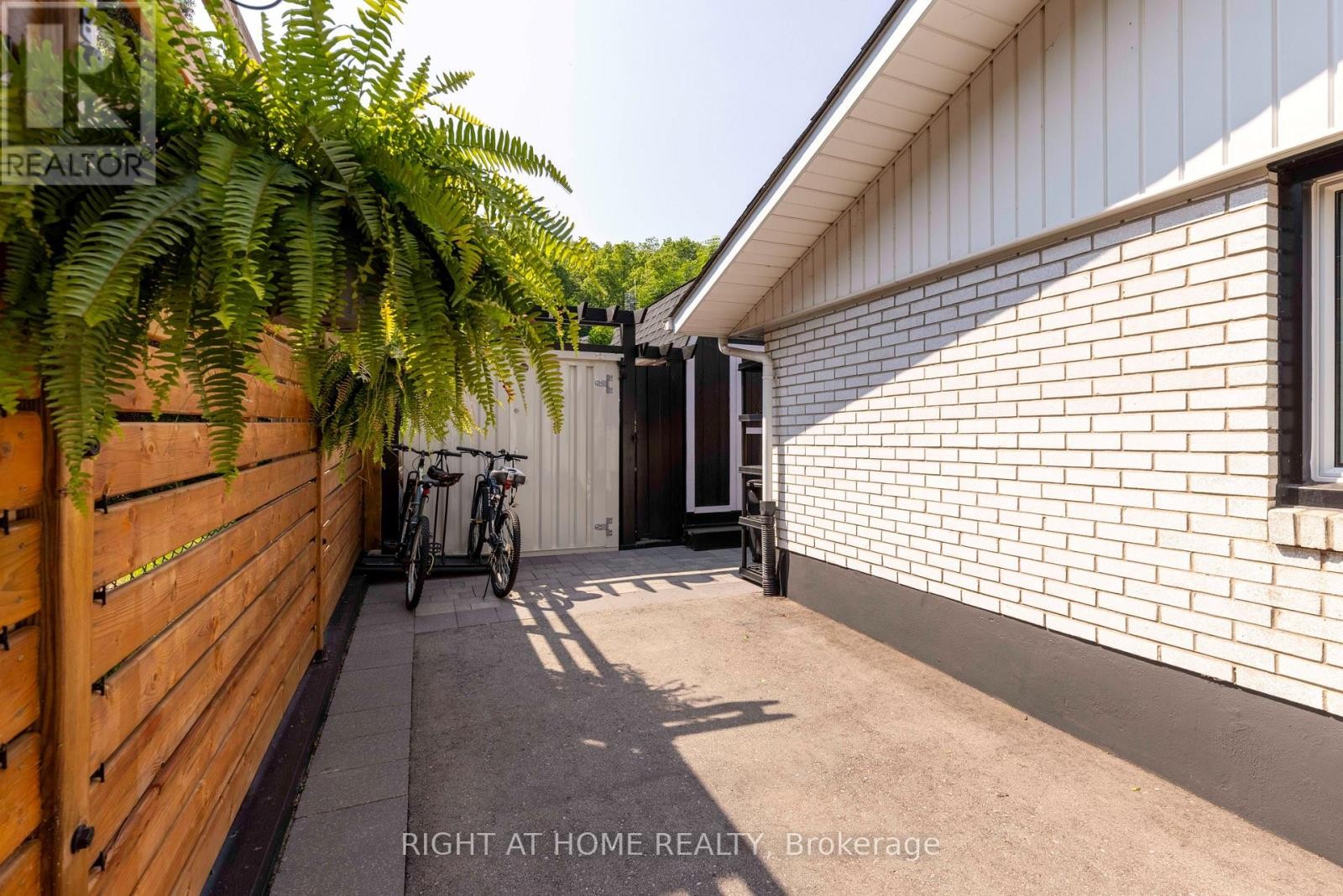












212 LOCKHART DRIVE

,
St. Catharines (Glendale/Glenridge),




Ontario
L2T1X1

