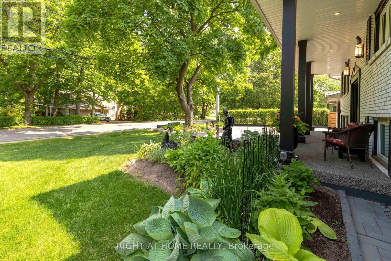 












212 LOCKHART DRIVE

,
St. Catharines (Glendale/Glenridge),




Ontario
L2T1X1

