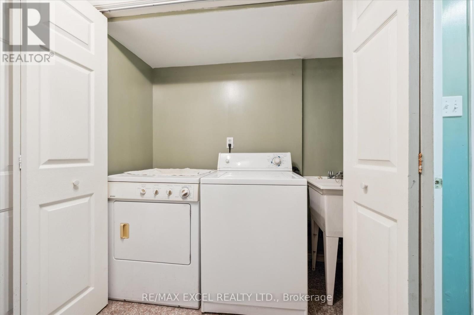 












451 CITADEL COURT

,
Waterloo,




Ontario
N2K3Y4

